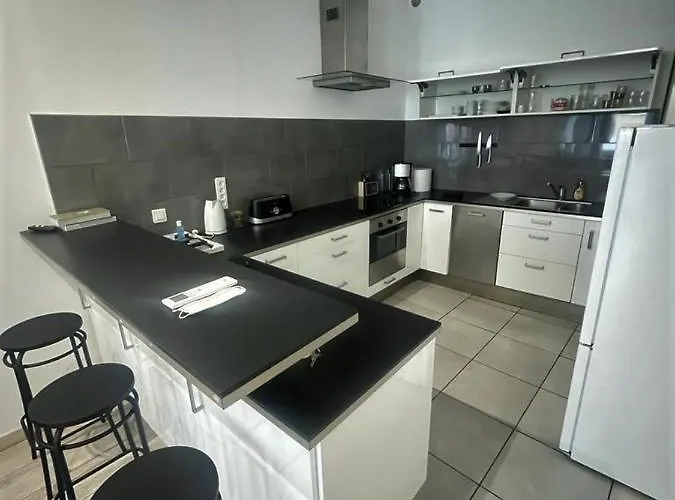 2 Piéces Confort Vieux Cours Saleya Proche Commerces Et Appartamento Nizza